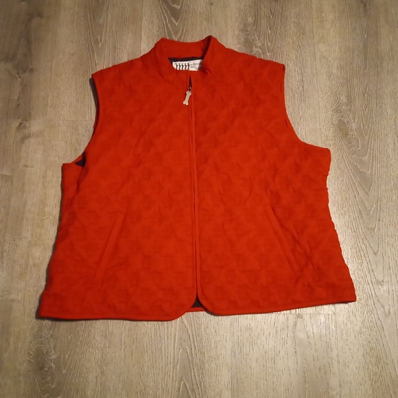 Dancing dog design vest - Picture 1 of 8